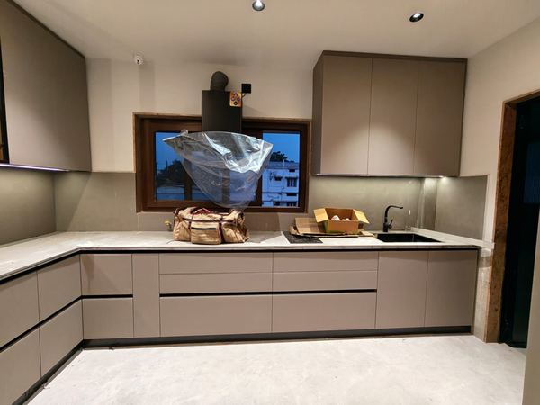 Handleless modular kitchen (photo 1 of 6)