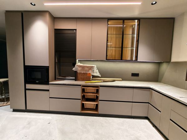 Handleless modular kitchen (photo 2 of 6)