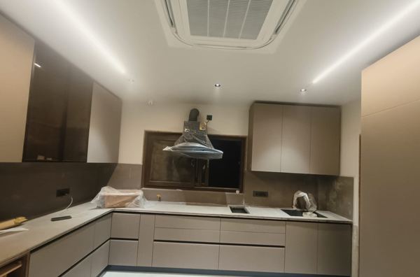 Handleless modular kitchen (photo 4 of 6)