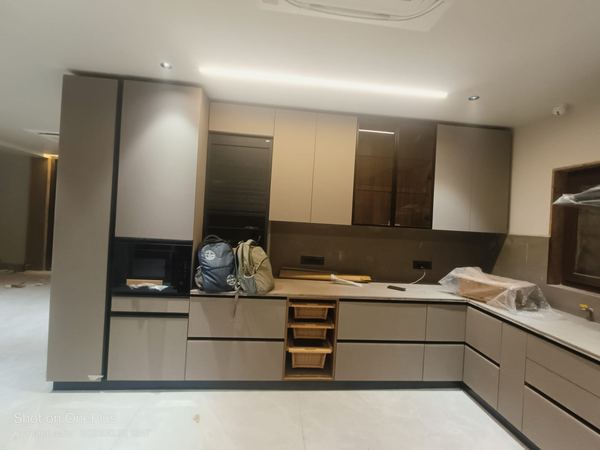 Handleless modular kitchen (photo 5 of 6)