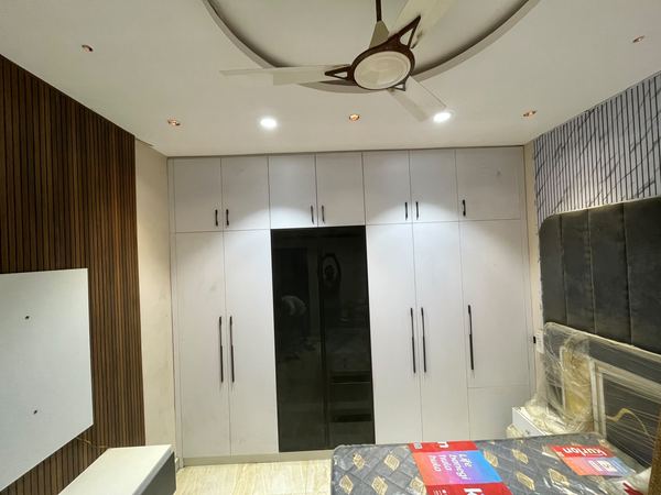 Wardrobe with glass shutter (photo 1 of 4)