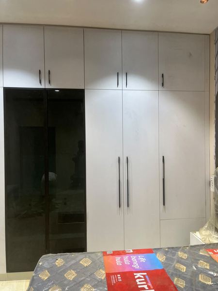 Wardrobe with glass shutter (photo 2 of 4)