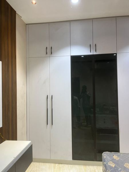 Wardrobe with glass shutter (photo 3 of 4)