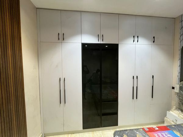 Wardrobe with glass shutter (photo 4 of 4)